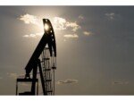 Oil Set for Quarterly Drop as Morgan Stanley Warns of Glut Risks