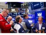 US Bonds Slide as Strong Jobs Data Fuels Bets on 2026 Fed Hike